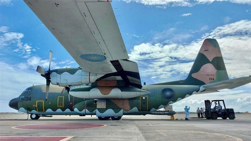C-130H型機運輸機，載運數千公斤救援物資