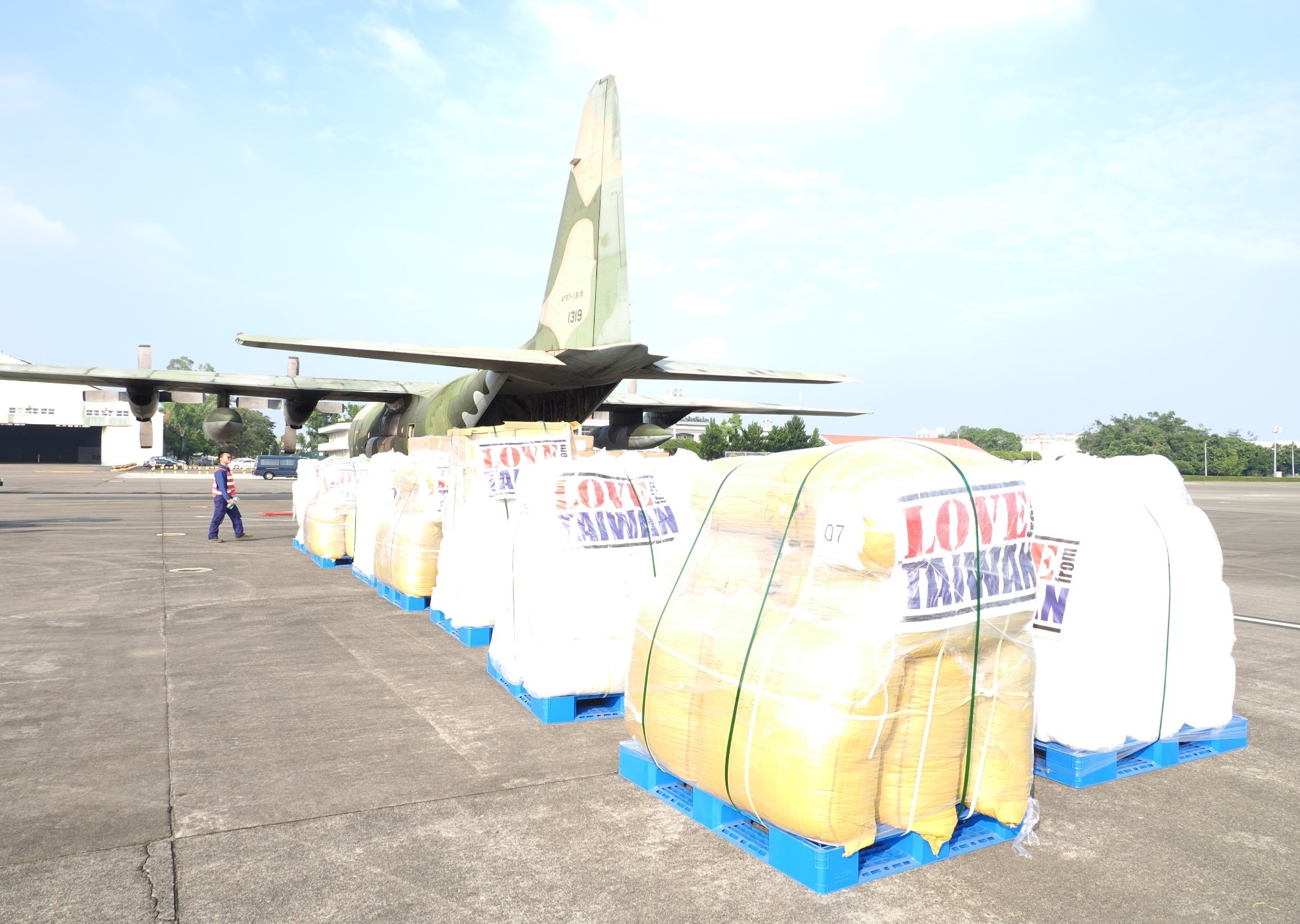 11月22日中華民國空軍1架C-130H型機運輸機赴菲執行人道救援任務，載運物資5公噸
