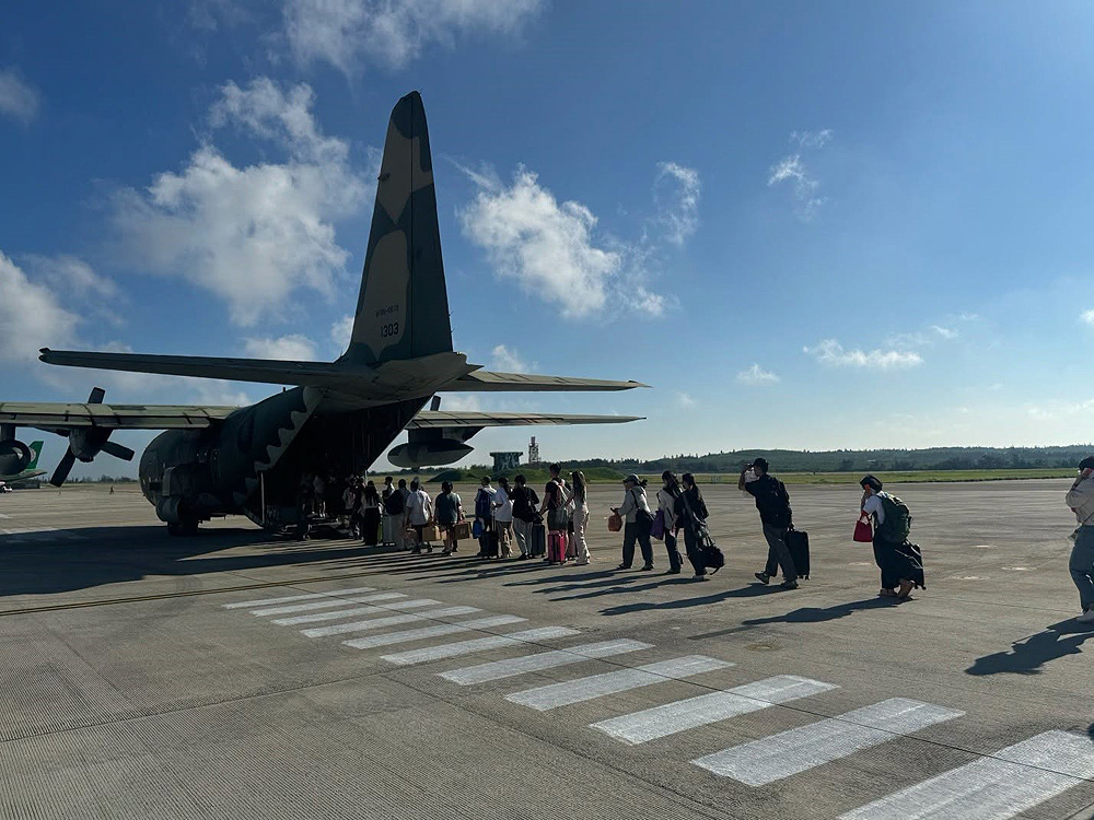 空軍依令派遣 C-130H運輸機執行澎湖-屏東間疏運任務，協助民眾順利返家1