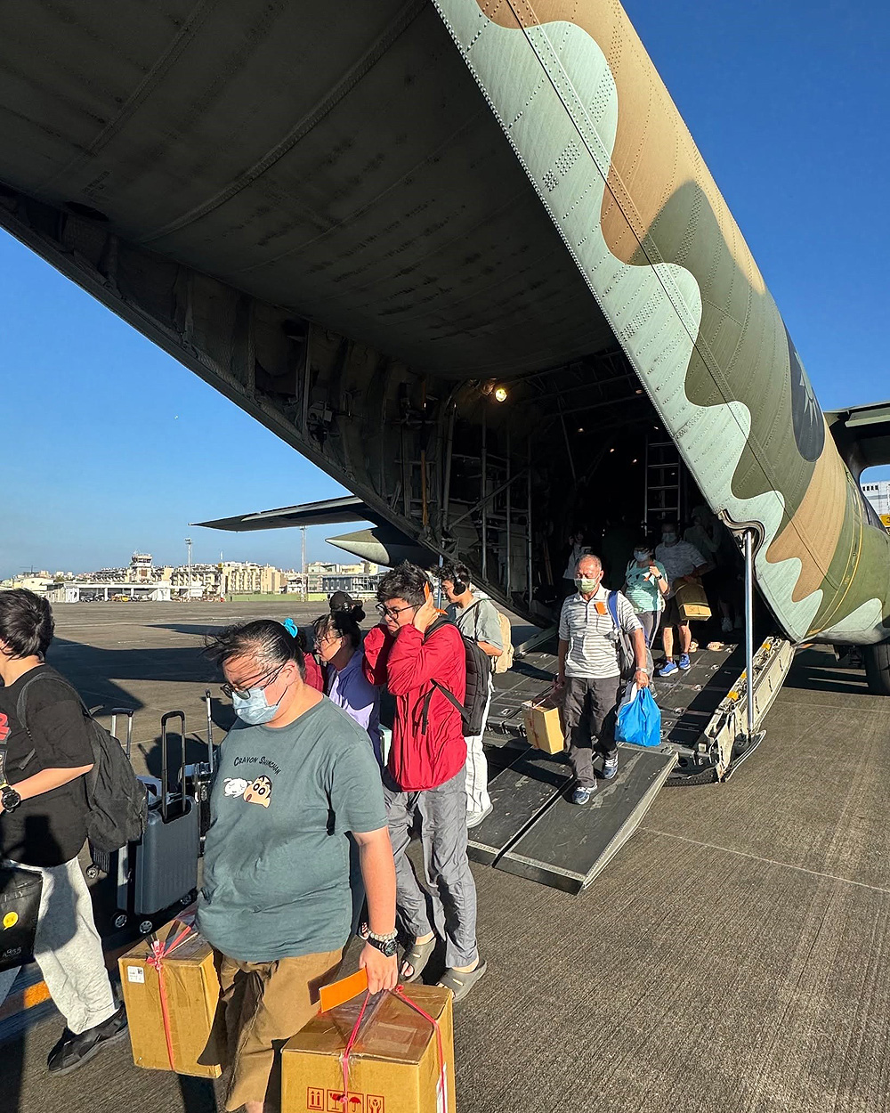 空軍依令派遣 C-130H運輸機執行澎湖-屏東間疏運任務，協助民眾順利返家2