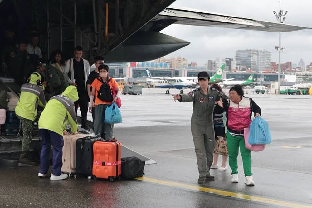 空軍依令派遣 C-130H運輸機執行馬祖疏運返臺任務，協助民眾順利返家1