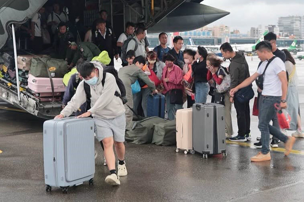 空軍依令派遣 C-130H運輸機執行馬祖疏運返臺任務，協助民眾順利返家2