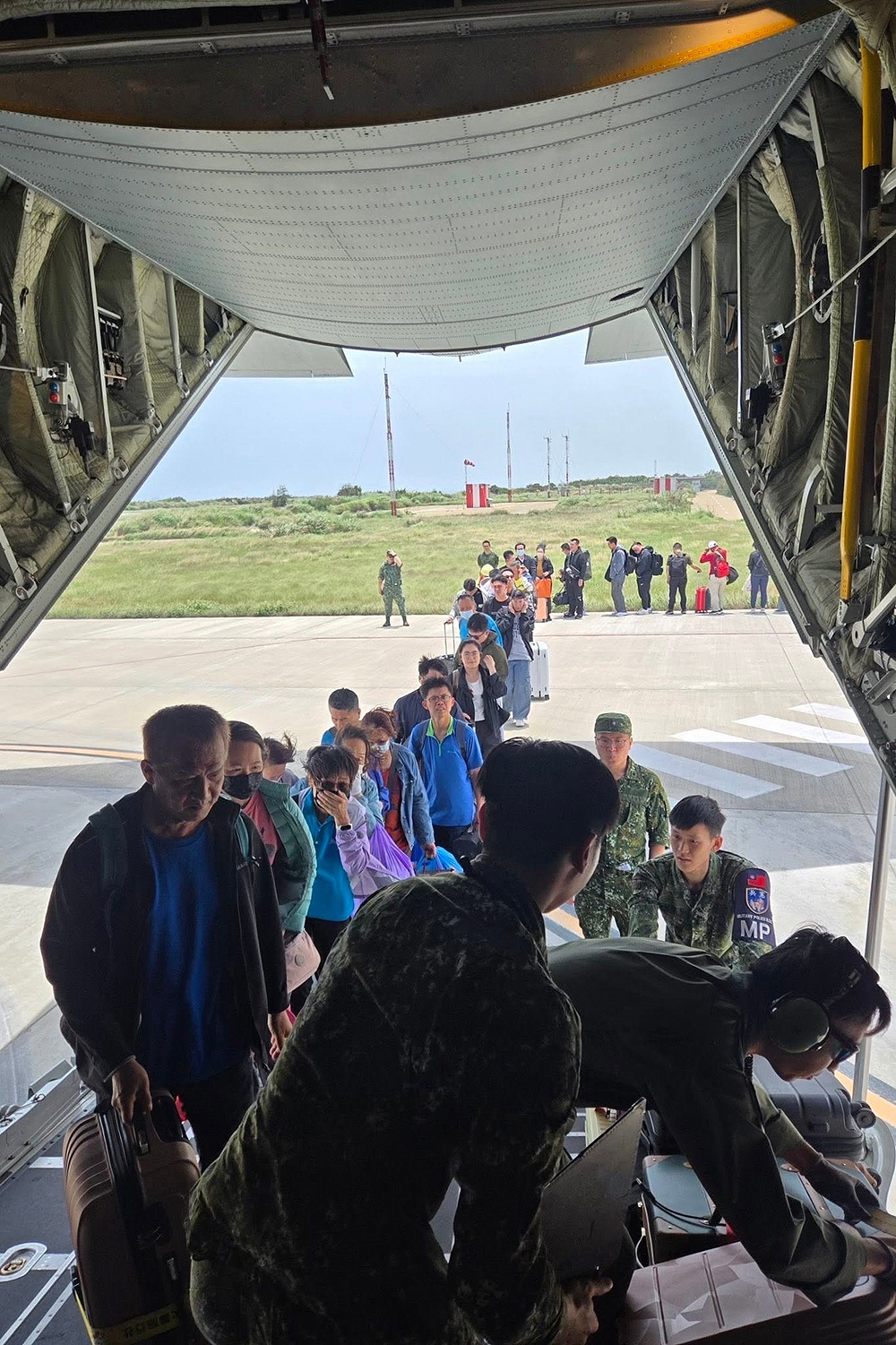 近日馬祖地區因天候不佳，造成大量返臺民眾滯留，空軍依令派遣 C-130H運輸機執行臺北-馬祖疏運任務，協助民眾順利返家。