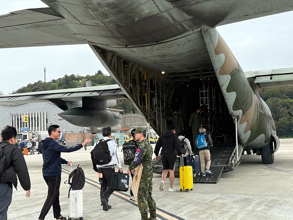 115年5月1日馬祖地區陰雨連綿，阻礙了旅客們的歸途，C-130H那溫柔又巨大身影，安定了每位滯留人的心，返家的路變得很簡單1