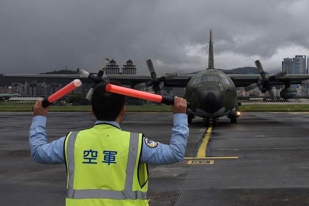 115年5月1日馬祖地區陰雨連綿，阻礙了旅客們的歸途，C-130H那溫柔又巨大身影，安定了每位滯留人的心，返家的路變得很簡單2