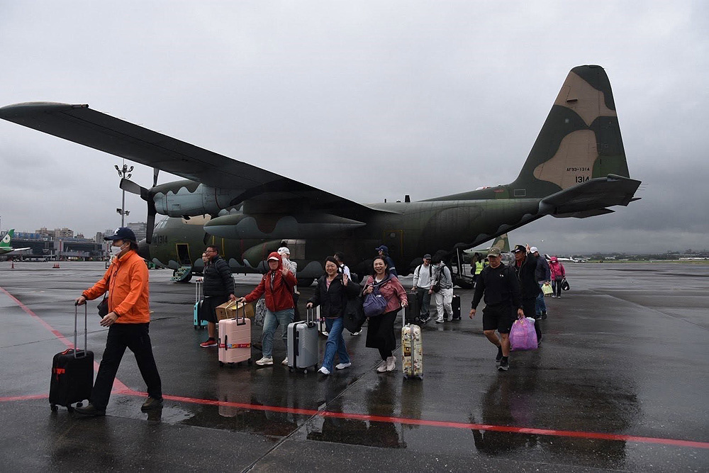 115年5月1日馬祖地區陰雨連綿，阻礙了旅客們的歸途，C-130H那溫柔又巨大身影，安定了每位滯留人的心，返家的路變得很簡單4