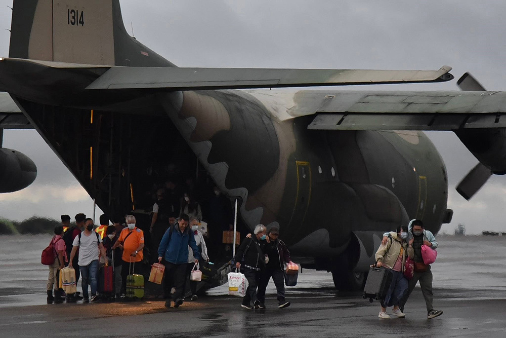 空軍依令派遣C-130H型機9架次執行金門與臺北、臺中及高雄間疏運任務