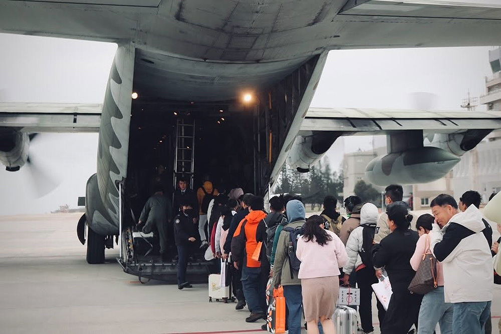 空軍依令派遣 C-130H運輸機執行澎湖-小港機場間疏運任務
