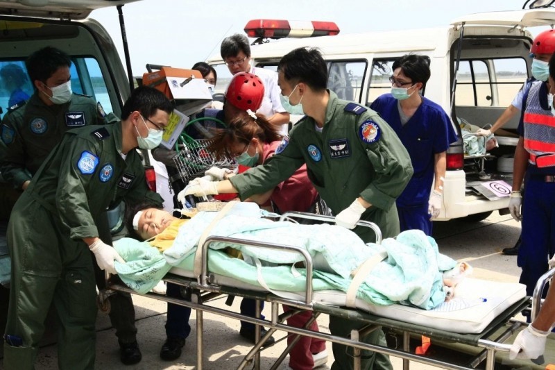 The Air Force transported seven severely injured casualties from TransAsia Airways Flight 222.Among them, the most critically injured casualty had suffered burns to 30% of his body and an intracranial hemorrhage.