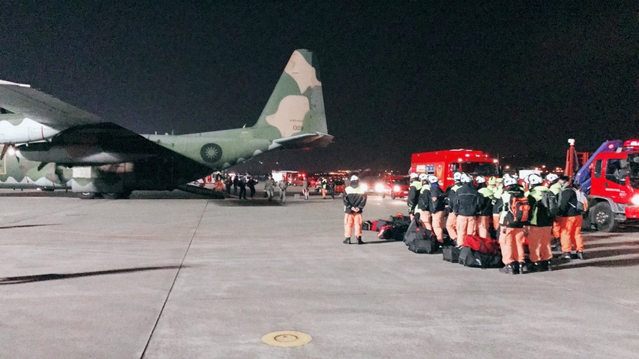 The Air Force deployed C-130H aircraft at 04:00 hrs, carrying disaster rescue equipment and personnel to the affected areas.