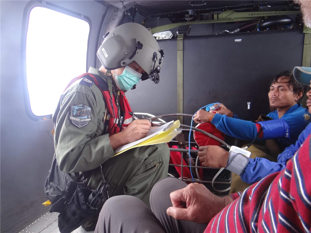 A UH-60 helicopter was dispatched to the northern waters of Taiwan to rescue the fishing vessel, which had caught fire.