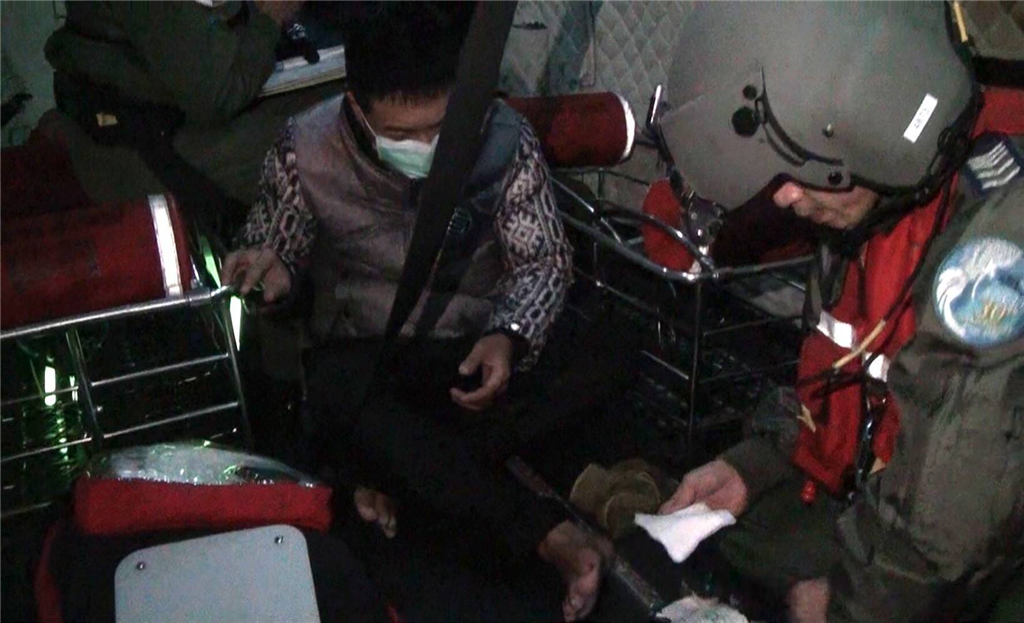 The 2 crew members of the fishing vessel were successfully rescued during the sortie.