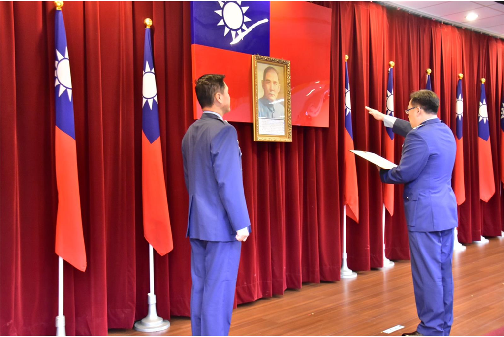 空軍作戰指揮部日前舉辦氣象聯隊聯隊長任職布達典禮，由副指揮官洪少將主持，表彰新任官張上校學、經歷完整，具備實事求事的精神與態度，相信能在既有的良好基礎上，持續帶領聯隊全體官兵創造更優異的績效。 　洪副指揮官強調，天氣為空軍戰力發揮的重要限制因素，氣象聯隊負責空軍各項戰、演訓等天氣守視任務，期許持續以精準的預、測報能力，掌握各種天氣變化，展現傲人成果，為飛航安全安全嚴格把關，增進國防戰力。