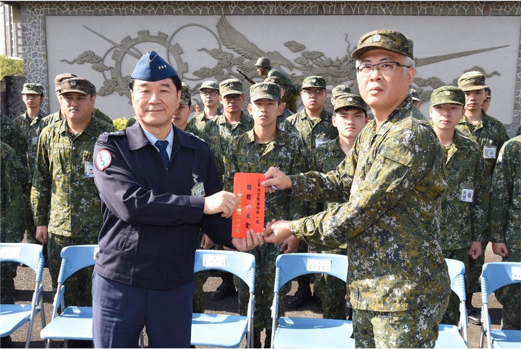 熊司令亦要求確遵各項軍、法紀規定及內部管理要求事項，建立守法守紀觀念，主動發掘潛在危安因子，並適時介入協處，維護部隊戰力。