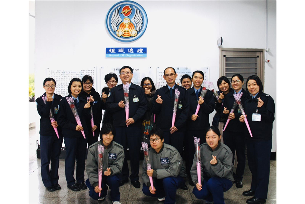 為感謝女性同仁平時的貢獻與努力，空軍氣象聯隊聯隊長張上校特別於「國際婦女節」前夕贈送玫瑰花，親自表達女性同仁長期為家庭及工作付出的敬佩之意，並祝賀國軍全體女性同仁婦女節快樂。