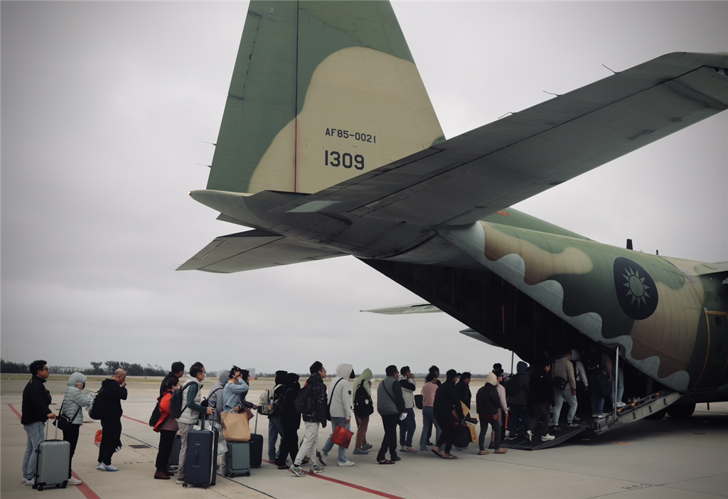 ROCAF Assists Passengers in Returning Home Safely