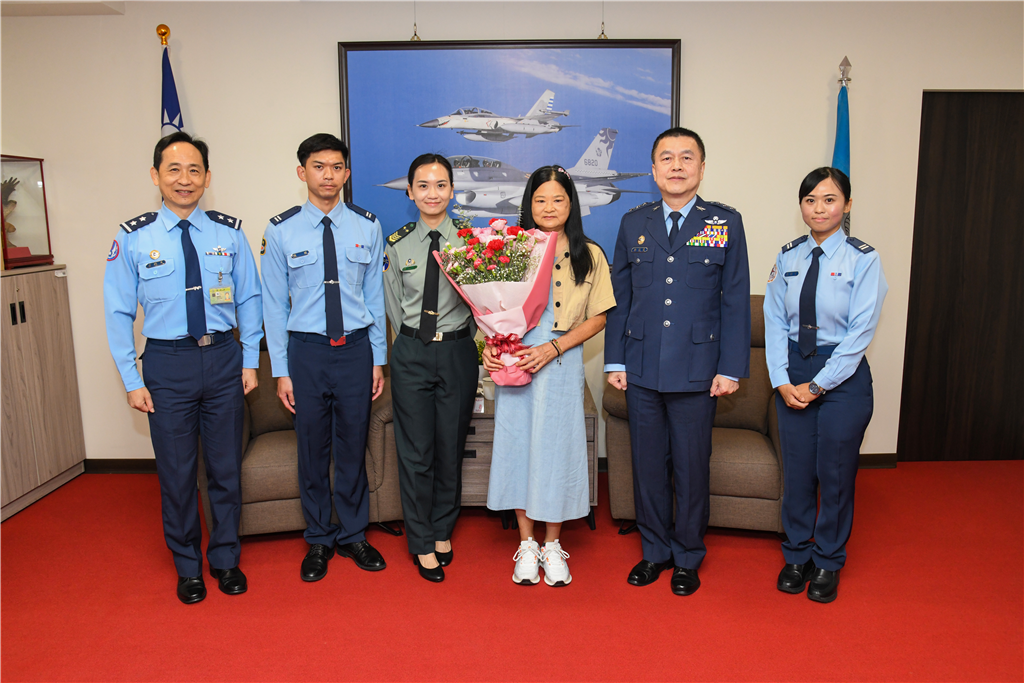 ROCAF Chief Celebrates Mother’s Day at the 2026 Exemplary Mother Award Ceremony