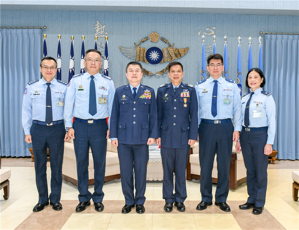 ROCAF Chief Thanks Retiring Chief Master Sergeant Tsai for His Service