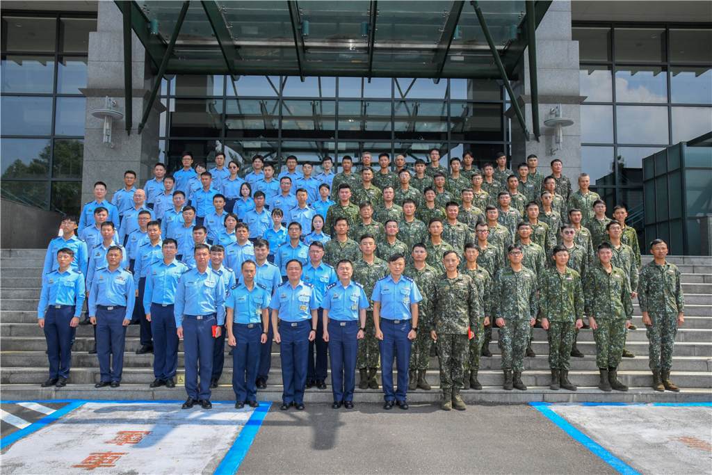 司令鄭上將慰勉空軍樂儀隊國慶大會參演人員，期勉全心投入各項準備，以最佳狀態迎接國家慶典。