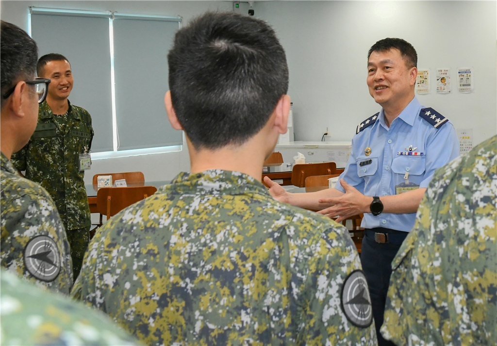 司令鄭上將秋節慰問外島部隊,勉持恆強化本職。
