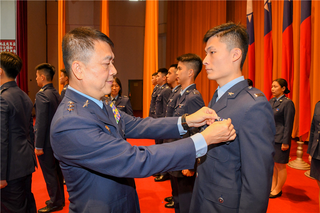 ROCAF Chief Pins Pilot Wings to New Pilots and Urges Them to Shoulder Air Defense Responsibilities