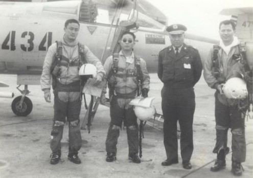 八中隊空戰英雄於臺海空戰落地後，聯隊長張濟民少將接機
