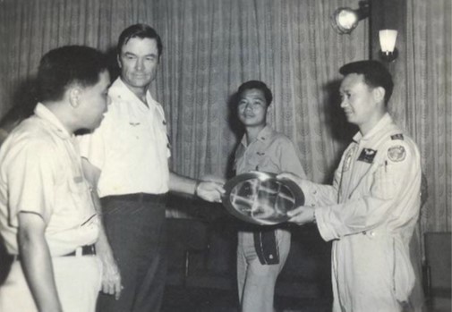 美軍顧問團組長代表洛克希德廠頒贈F-104機飛行時數紀念銅盤